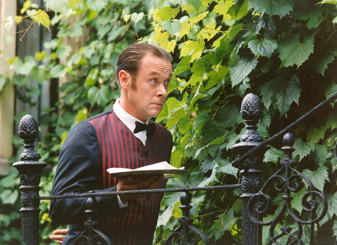 Saturnin (Oldřich Vízner) je sluha, který se stane pánem svého pána v podání Ondřeje Havelky.