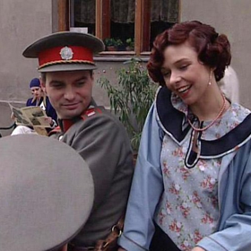 Použilo se více než 6 500 kostýmů... (na snímku vlevo Ivan Trojan a Jana Epikaridis)