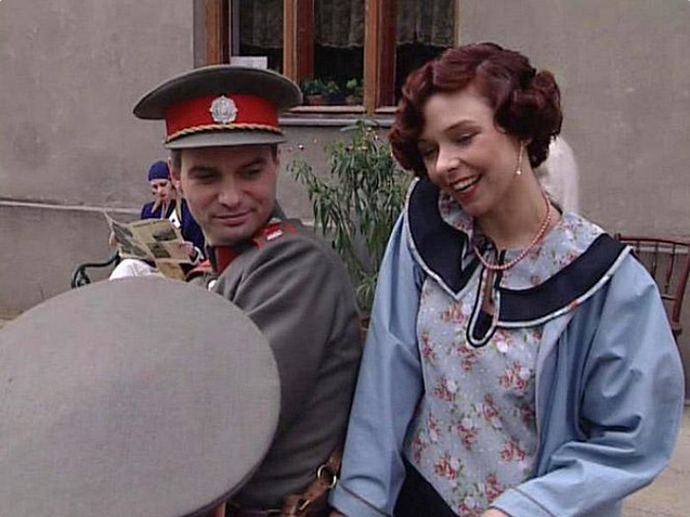 Použilo se více než  6 500 kostýmů... (na snímku vlevo Ivan Trojan a Jana Epikaridis)