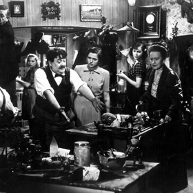 Snímek z filmu Přijdu hned, na kterém jsou herci: Theodor Pištěk, Saša Rašilov st., Vlasta Matulová, Blanka Waleská a Růžena Šlemrová