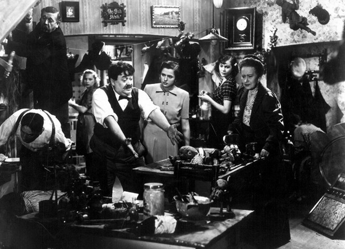 Snímek z filmu Přijdu hned, na kterém jsou herci: Theodor Pištěk, Saša Rašilov st., Vlasta Matulová, Blanka Waleská a Růžena Šlemrová