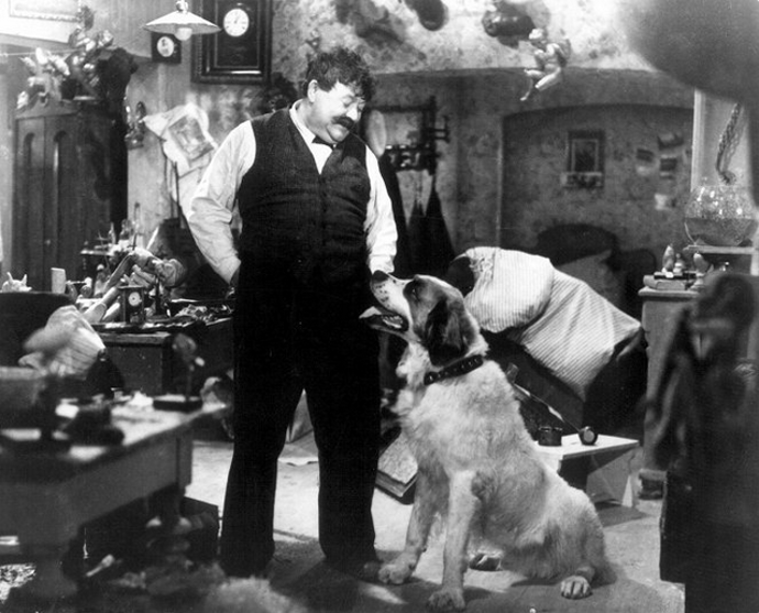 Přijdu hned: Vycpávač zvířat, Václav Barvínek, musí najít šek  na milion korun, jenž vypsal před svou smrtí jeho strýc, jinak vše připadne na charitu. Na snímku Saša Rašilov st.