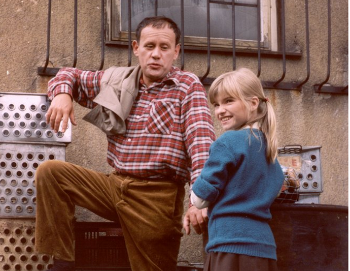 snímek z filmu Veronika, prostě Nika (Michaela Kudláčková, Karel Augusta)