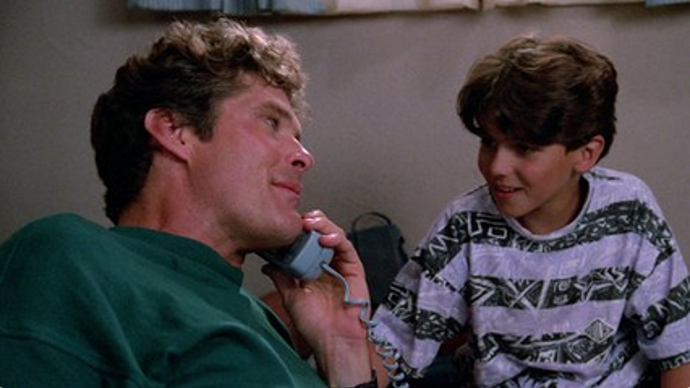 Takhle známe Jeremyho z Pobřežní hlídky všichni. 