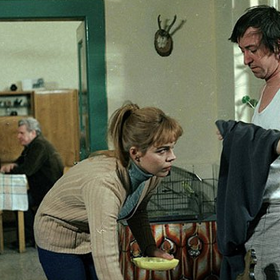 Nyní můžete vidět Jiřího Lábuse v epizodě Bakalářů s názvem Zabijačka. Na snímku s Dagmar Veškrnovou.