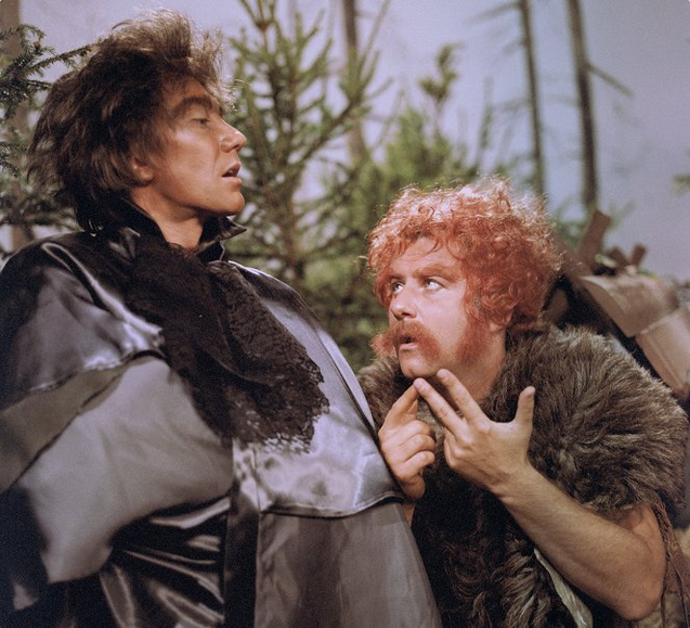 Její hlas můžete v roli vypravěčky slyšet v pohádce Kmotři z blat. V ní se do jižních Čech přistěhuje Bouřňák, který to tam hodlá zničit. Na snímku Boris Rösner a Ladislav Potměšil.