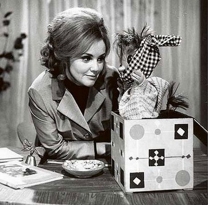 Trápila se v dětství i v dospělosti (Pohádkové dívánky, 1955).