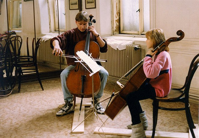 Snímek z filmu Zamilovaná (Michal Dlouhý a Karolína Syrovátková)