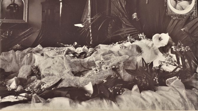 Utajené detaily pohřbu královny Viktorie: V rakvi chtěla bílé šaty, svatební závoj a odlitek manželovy ruky