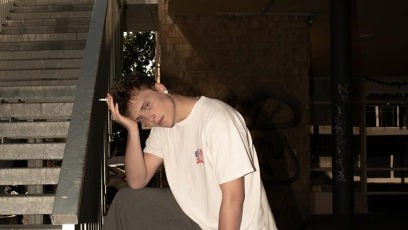 FOTO: V novém videoklipu dává David Prachař svému synovi Františku Prachařovi cigaretu.