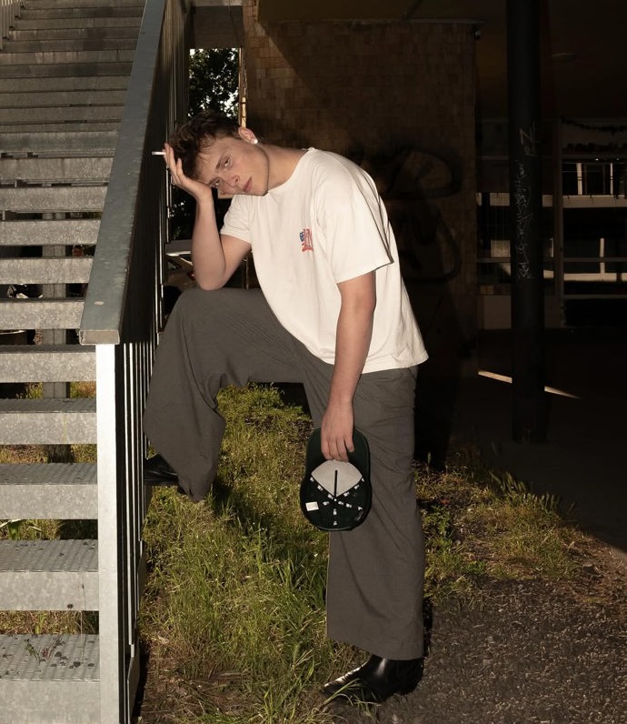 V novém videoklipu dává David Prachař svému synovi Františku Prachařovi cigaretu. 