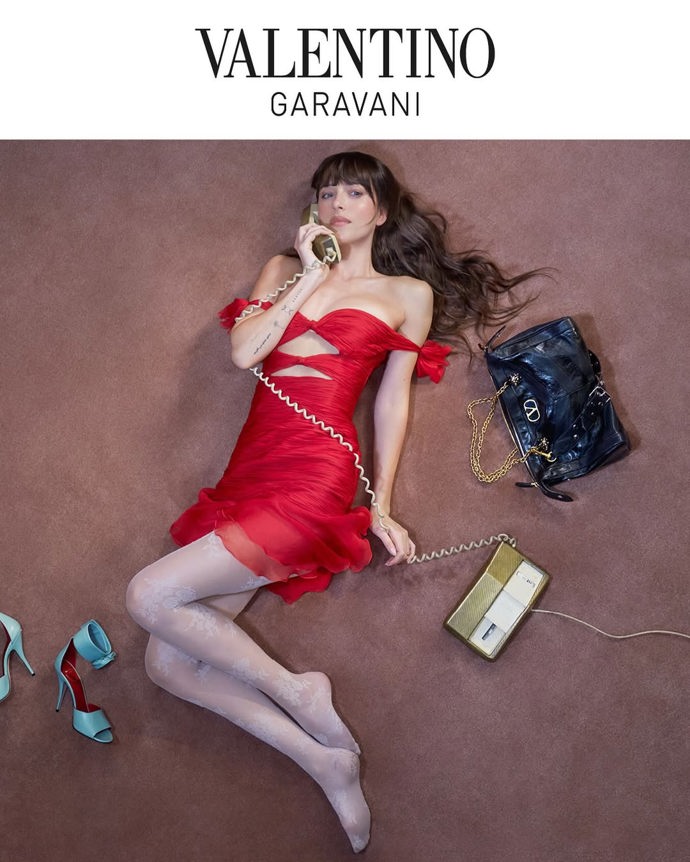 V kampani Valentino oblékla Dakota Johnson pro značku typickou červenou.
