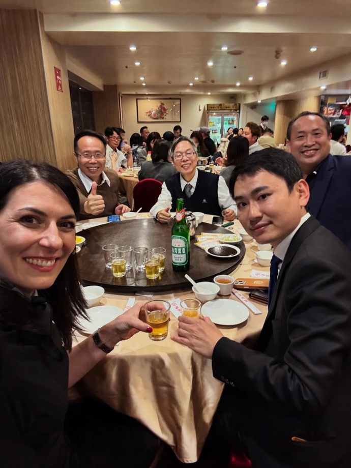 Markéta Pekarová Adamová si připíjí na Tchaj-wanu.