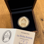 "Dnes jsem za maminku převzala krásné ocenění. Děkuji všem moderním gymnastkám, které trénovala. Moje máma Vás milovala…" okomentovala Dana Morávková vyznamenání pro maminku.