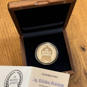 "Dnes jsem za maminku převzala krásné ocenění. Děkuji všem moderním gymnastkám, které trénovala. Moje máma Vás milovala…" okomentovala Dana Morávková vyznamenání pro maminku.