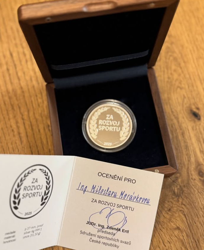 "Dnes jsem za maminku převzala krásné ocenění. Děkuji všem moderním gymnastkám, které trénovala. Moje máma Vás milovala…" okomentovala Dana Morávková vyznamenání pro maminku.