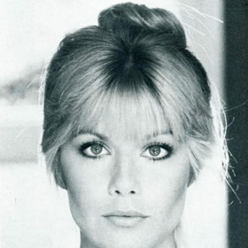 Jenže to, co sluší mladým holkám a činí jejich pohled intenzivním, v určitém věku upozorňuje už jen na stárnutí.