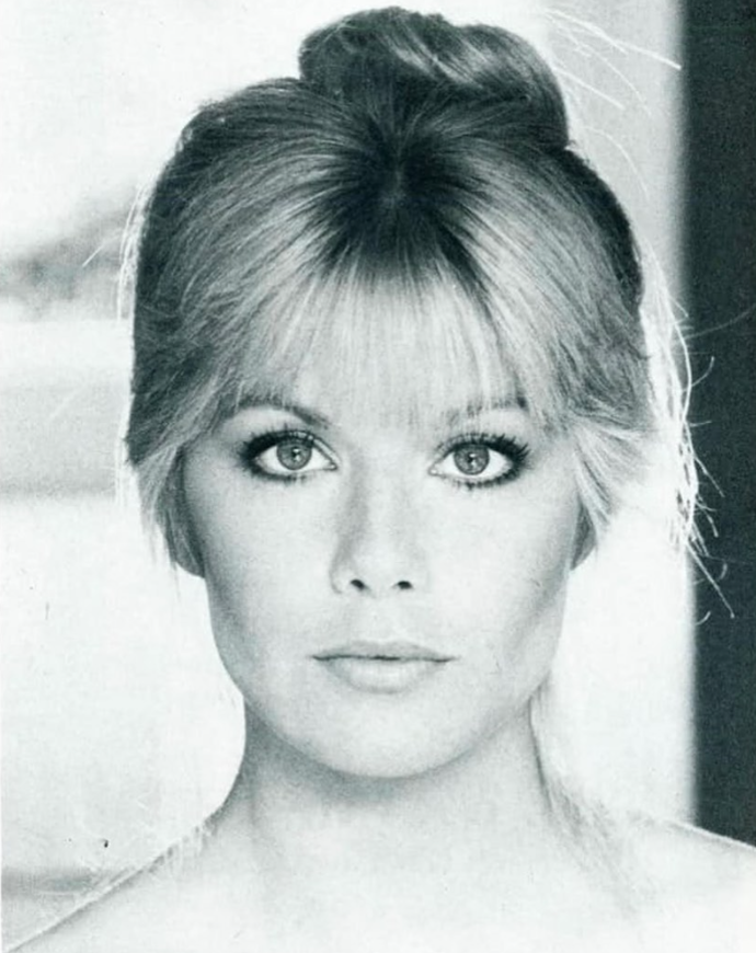 Jenže to, co sluší mladým holkám a činí jejich pohled intenzivním, v určitém věku upozorňuje už jen na stárnutí.