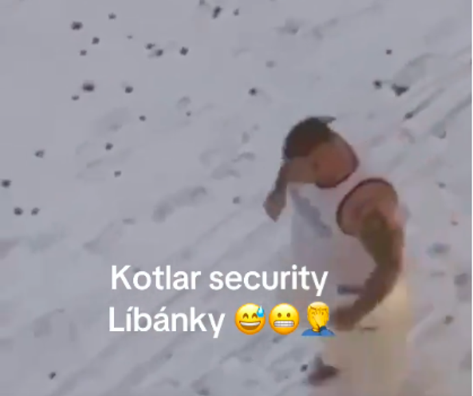 Kotlára vyhodila žena z bytu.