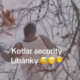 Venku na sebe ještě pořvávali.