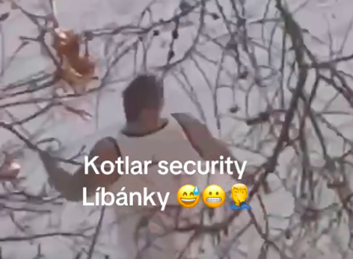 Venku na sebe ještě pořvávali.