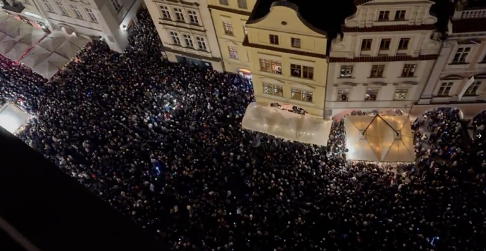 Staroměstké náměstí bylo plné lidí.