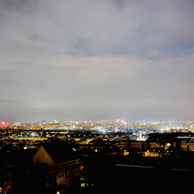 I přes zákaz pyrotechniky nad Prahou chvíli svištěl ohňostroj.