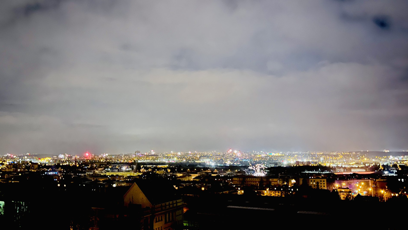 FOTO: I přes zákaz pyrotechniky nad Prahou chvíli svištil ohňostroj.