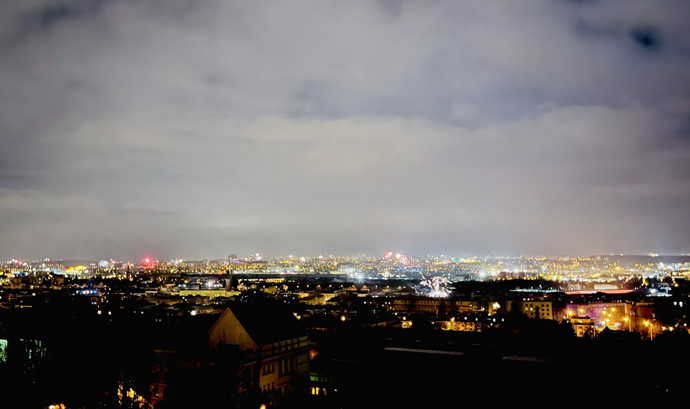 I přes zákaz pyrotechniky nad Prahou chvíli svištěl ohňostroj.