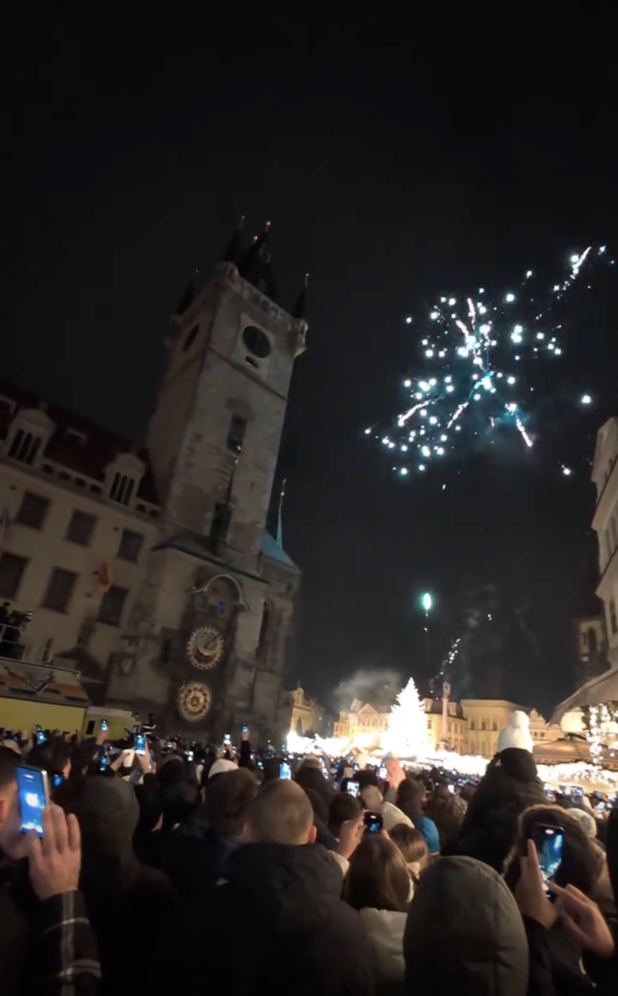 Pár ohňostrojů lítalo.