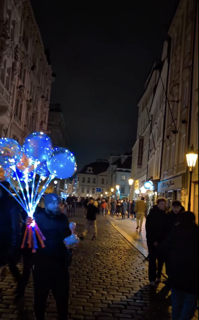 Víc než ohňostrojů bylo vidět prodejců balónků.