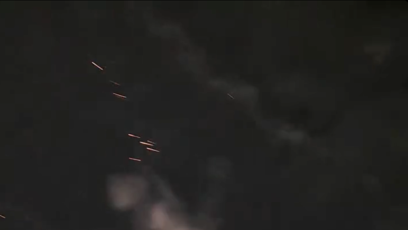 FOTO: Lidi si ale odpalovali vlastní pyrotechniku.