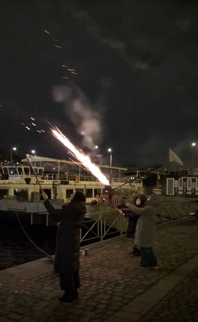 Lidi si ale odpalovali vlastní pyrotechniku.