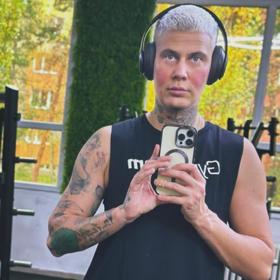 Nikola Němcová na sobě maká v posilovně.