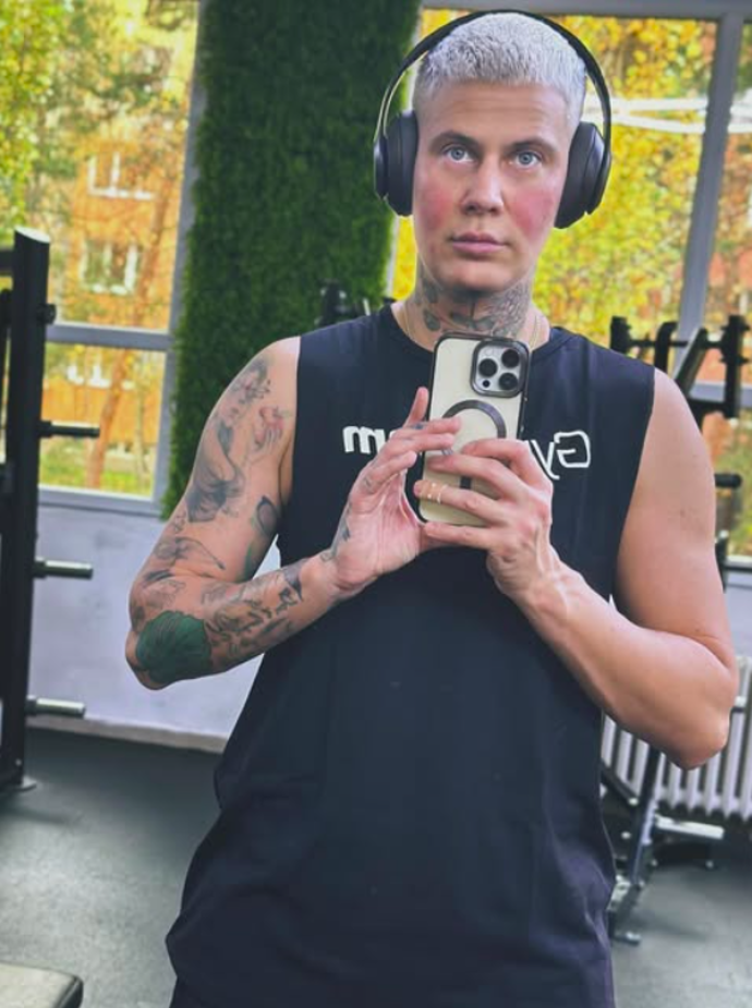 Nikola Němcová na sobě maká v posilovně.