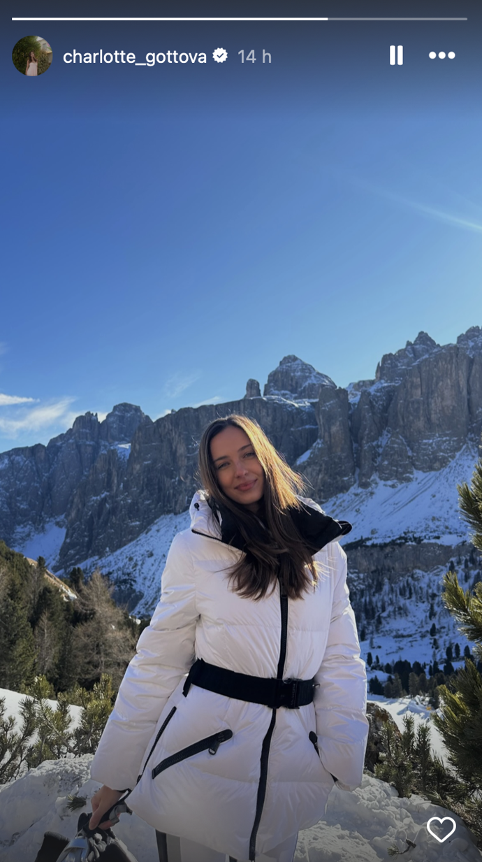 Charlotte Gottová tráví čas na horách.