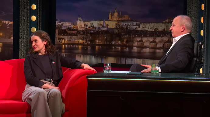 Sarah směrem k Daniele.