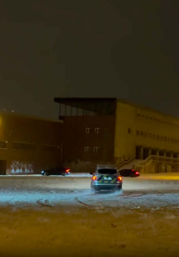 Policisté se přidali partičce drifterů.