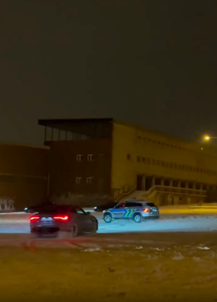 Za nimi se proháněli další vozy.