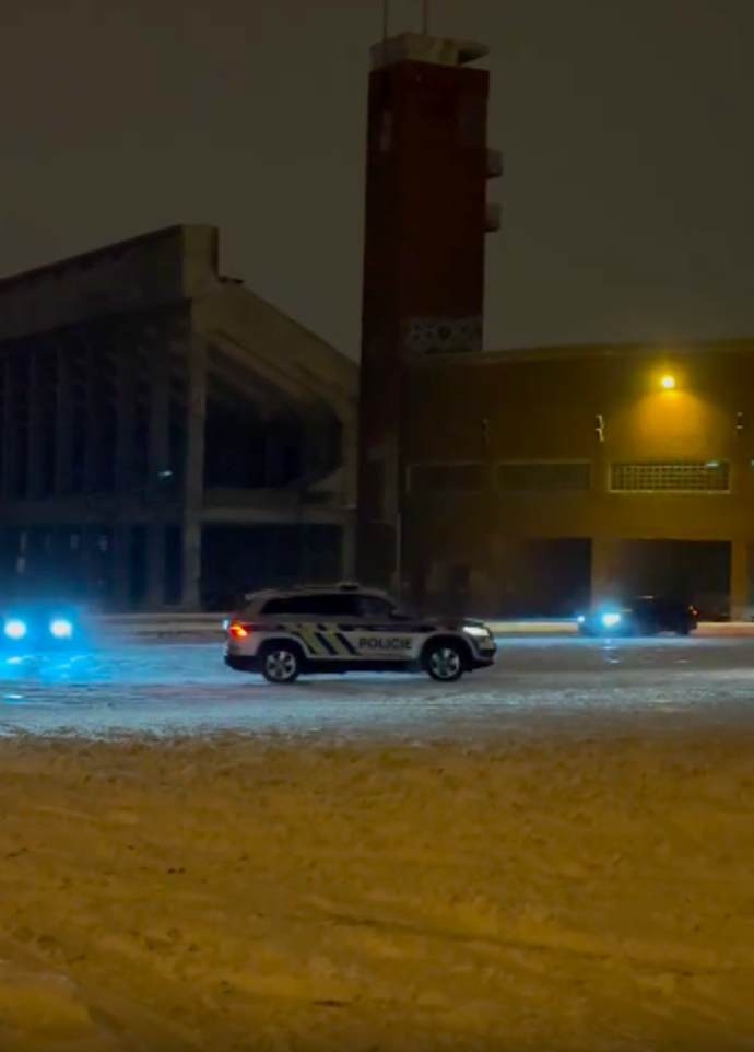 Policisté udělali několik pěkných kružnic.