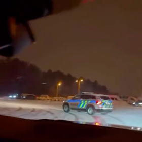 Driftující policisté se stali virální senzací.