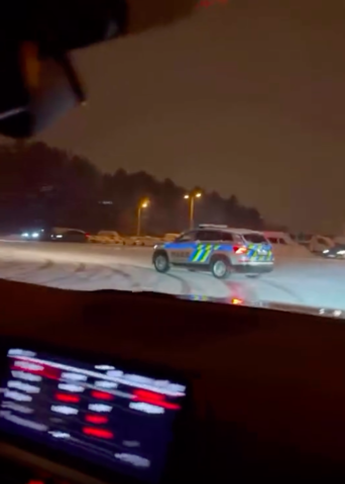 Driftující policisté se stali virální senzací.