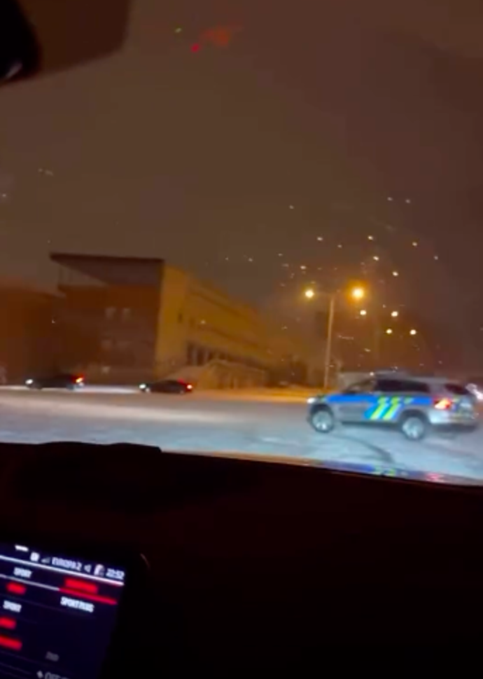 Policie si užila napadaný sníh.