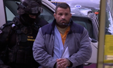 Šokující záběry zadrženého Karlose Vémoly: Oranžový vězeňský mundúr a zdrátovaná čelist 