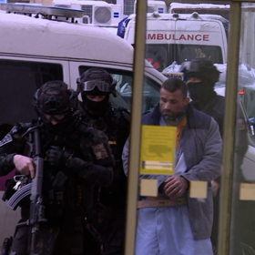 Karlos Vémola jde do vězeňské nemocnice.