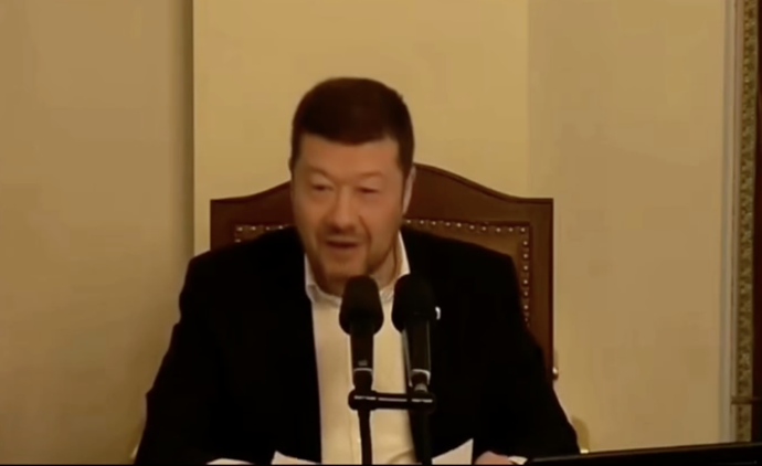 Okamura pobavil všechny přítomné.