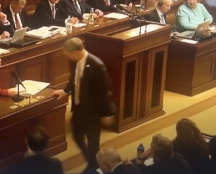 Hřib jí následoval.