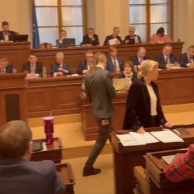 Piráti v posledních dnech protestují ve sněmovně chůzí pozadu.