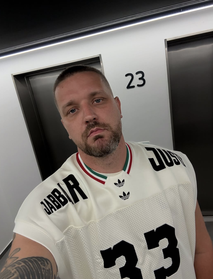 Slovenský moderátor a hypeman Osťo.