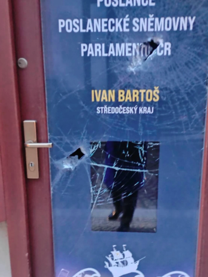 Neznámý pachatel zaútočil na kancelář Ivana Bartoše.